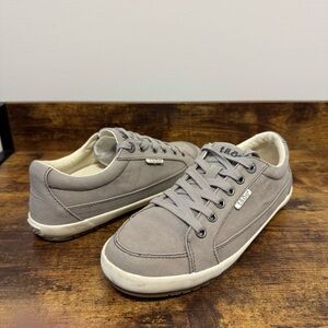 Taos Footwear Moc Star 2 Light Grey Distressed Women’s Canvas Sneaker‎ | Size 8